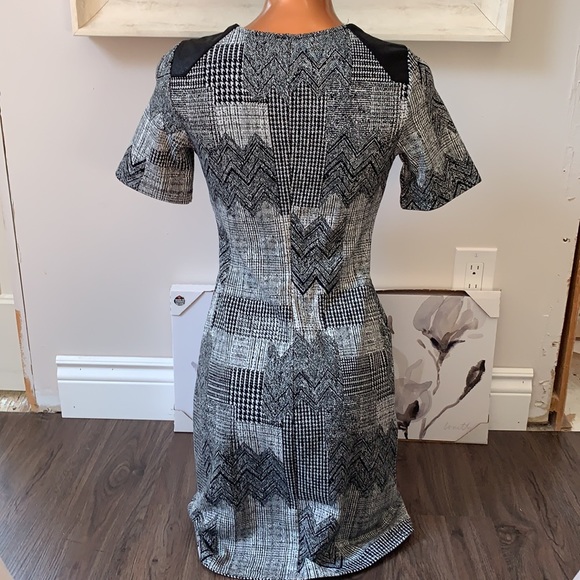 👗BRAND NEW Dress Black & White Pattern with faux leather on shoulder NWT - Picture 3 of 4